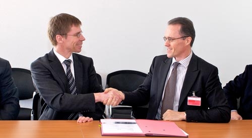 Joël Mesot, directeur du PSI, et Peter Matton, président d&#39;IMI Nuclear, lors de la signature du contrat.