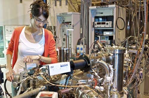 La doctorante Elena Mengotti à la ligne de faisceau de microscopie à la Source de Lumière Suisse Synchrotron (SLS). Le sens d&#39;aimantation des nano-aimants peut être visualisé ici.