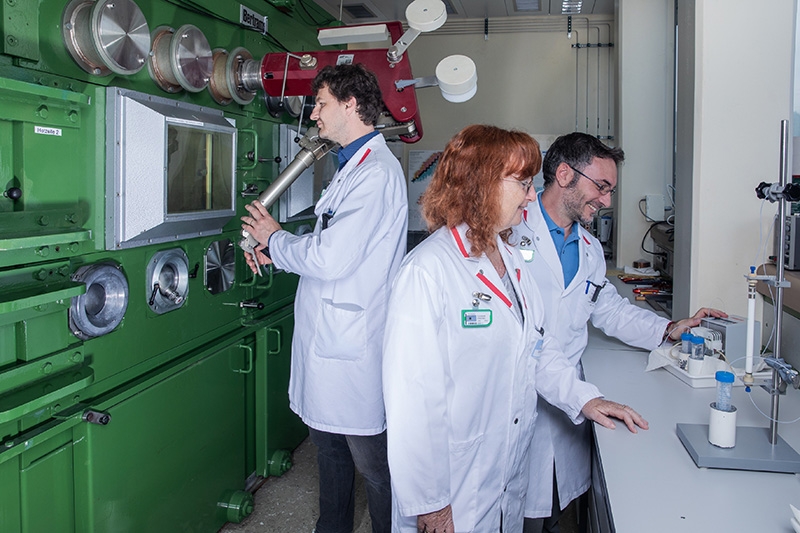 De gauche à droite: Stephan Heinitz, Dorothea Schumann et Emilio Maugeri du groupe de recherche Isotopes et target chimie dans leur laboratoire.