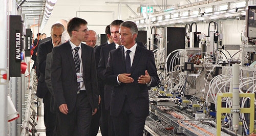 PSI-Direktor Joël Mesot (links) führt Bundesrat Didier Burkhalter durch die SwissFEL-Anlage.