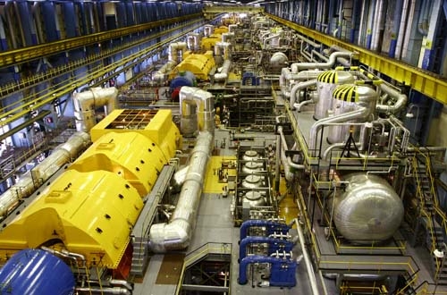 Das Maschinenhaus in Paks beherbergt acht Turbogeneratorgruppen (zwei pro Reaktorblock). Die riesige Halle ist über 500m lang.