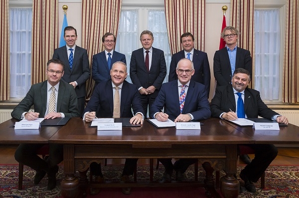 Am 24. Januar 2018 hat Hermen van der Lugt, CEO der Pallas-Stiftung (zweiter von rechts) mit Vertretern des Invap-TBI-Konsortiums die Vertragsvereinbarung zur Auslegung und zum Bau des Pallas-Mehrzweck-Hochflussreaktors unterzeichnet.