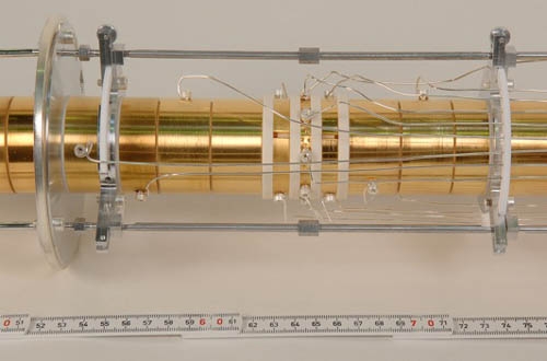 Die Penning-Falle des Shiptrap-Experiments: Durch ein parallel zum Rohr angelegtes Magnetfeld werden die einfliegenden Ionen auf eine Spiralbahn im Rohr gezwungen, anhand deren Frequenz die Masse bestimmt werden kann.