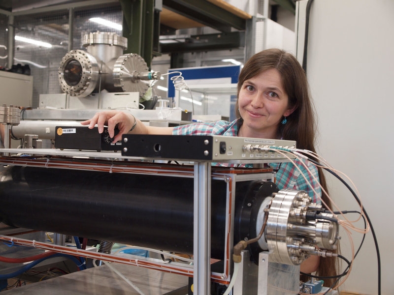 Dr. Eve Stenson vom IPP an der Teilchenfalle, die hier von einem Magneten (schwarz) umgeben ist.