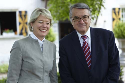 La nouvelle présidente Corina Eichenberger et Bruno Pellaud, président sortant du Forum nucléaire suisse.