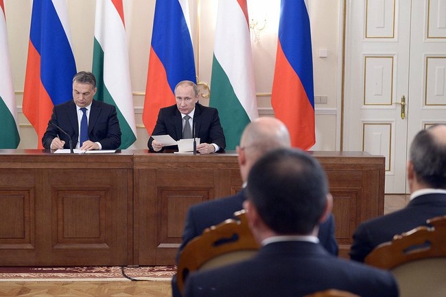 Viktor Orban, Premier ministre hongrois (gauche), et Vladimir Poutine, président russe, ont signé un accord bilatéral qui rend possible la construction de deux nouvelles tranches nucléaires sur le site de Paks.