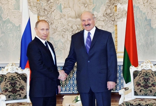 Le gouvernement biélorusse a opté pour la construction d'une centrale nucléaire moderne de conception russe. Poignée de mains entre Vladimir Poutine, Premier ministre russe (à gauche), et Alexandre Loukachenko, chef d'Etat de la Biélorussie.