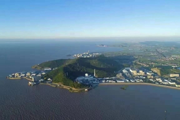 La centrale nucléaire de Qinshan, composée de sept tranches, fournira également de la chaleur à distance. D’après CNNC, la puissance thermique résiduelle en hiver sera utilisée pour approvisionner les habitations et les établissements publics du district de Haiyan en chaleur à distance pauvre en carbone.