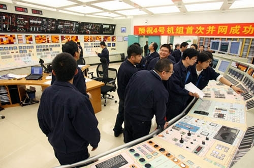 Dans la salle de commande de Qinshan-II 4: le 25 novembre 2011, la tranche a commencé à alimenter le réseau.