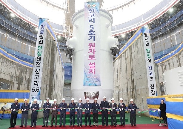 Zeremonielle Feier bei der Platzierung des Reaktordruckbehälters von Shin-Kori-5 in Südkorea.