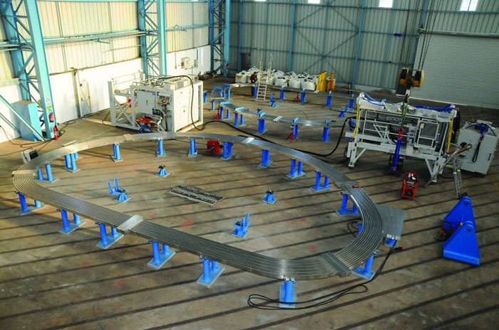 Zwei vorgefertigte Radialplatten stehen in der Schweisswerkstatt bereit für das Elektronenstrahlschweissen.