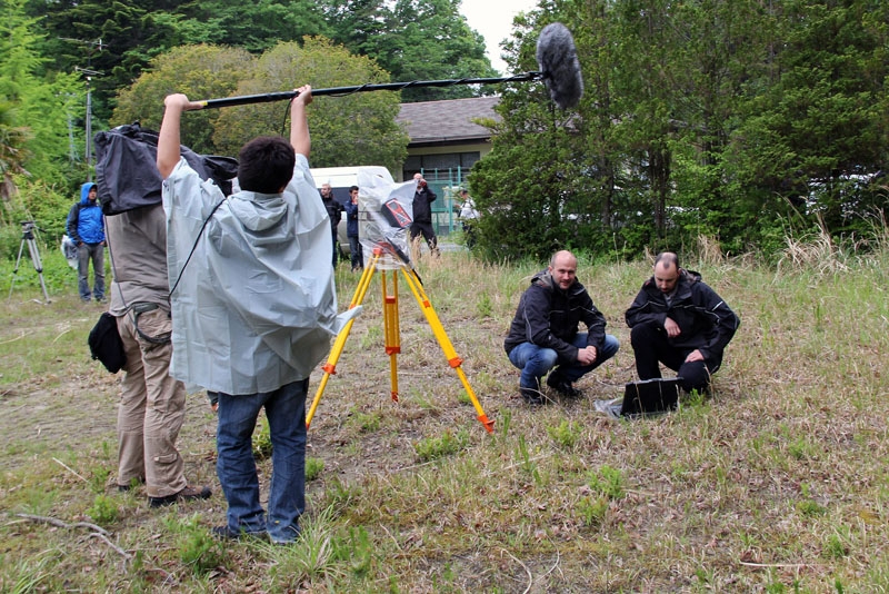 Ein Fernsehteam filmt Teilnehmende am Ranet-Workshop vom 29. Mai 2013 in der Präfektur Fukushima beim Messen der Strahlenbelastung auf Bodenhöhe.