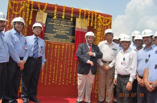 NPCIL-Vertreter und weitere Eingeladene feiern den offiziellen Baubeginn von Rajastan-7 und -8.