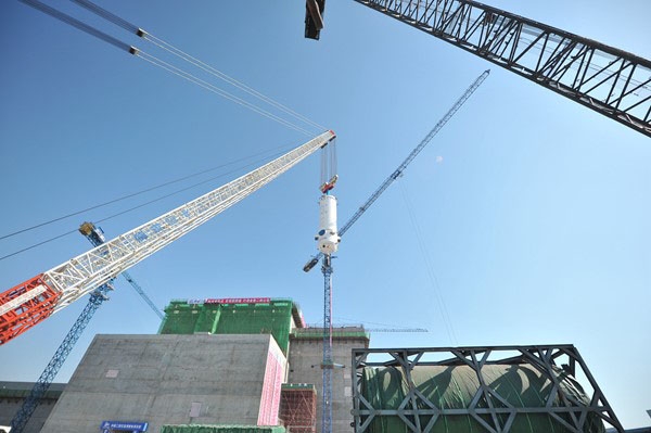 Der erste Reaktordruckbehälter des Shandong Shidaowan HTR-PM wird in das Reaktorgebäude gehievt.