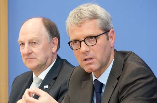 Bundesumweltminister Norbert Röttgen (rechts) erklärte an der Bundespressekonferenz, dass der Bericht der RSK keine Hinweise dafür liefere, sofort aus der Kernenergie aussteigen zu müssen.