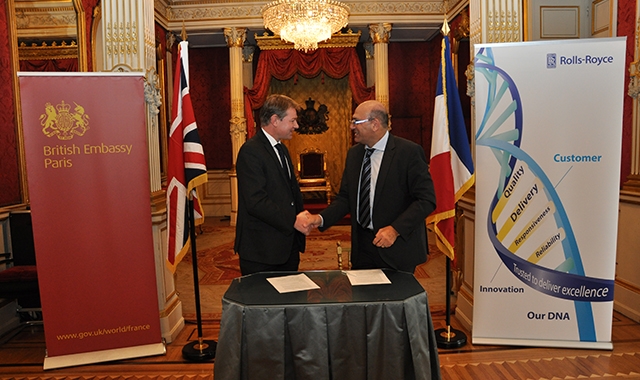 Alan Woods (Rolls-Royce) und Kamal Araj (JAEC) bei der Unterzeichnung der Absichtserklärung in Paris.