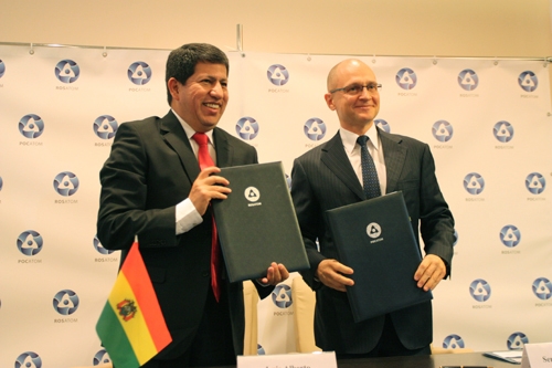 Der bolivianische Minister für Kohlenwasserstoffe und Energie, Luis Alberto Sánchez, und Rosatom-Generaldirektor Sergei Kirienko nach der Unterzeichnung einer Absichtsabklärung zur engeren Zusammenarbeit der beiden Länder im Bereich der friedlichen Nutzung der Kernenergie.