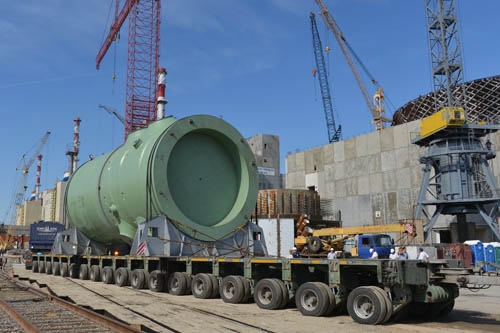 Der Reaktordruckbehälter von Rostow-3 kommt am Kernkraftwerksstandort an.