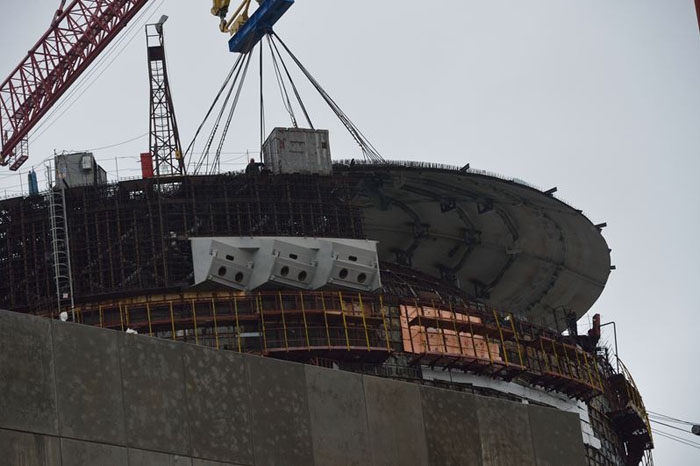 Am 12. Januar 2015 wurde die Kuppel des Metallcontainments von Rostow-4 gesetzt.
