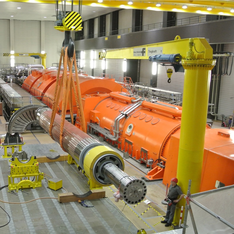 Jahresrevision 2013: Der neue Generatorrotor ist im Maschinenhaus des Kernkraftwerks Gösgen bereit für den Austausch.