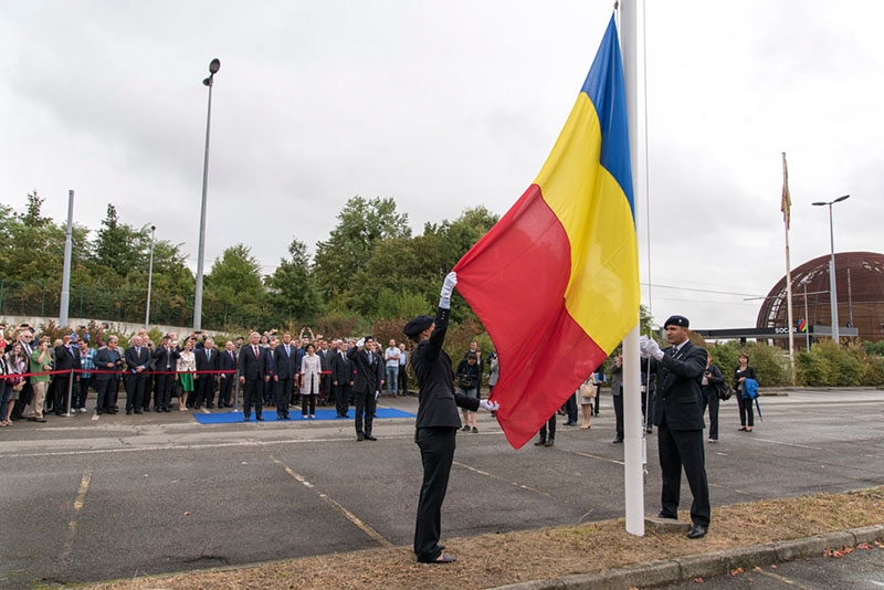 Die Flagge Rumäniens wird neben den Flaggen der anderen Vollmitglieder vor dem Cern gehisst.