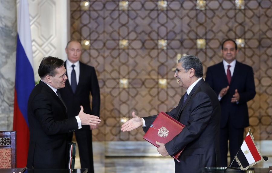 Le CEO de Rosatom, Alexeï Lichatchev (à gauche) et le ministre égyptien de l’Energie, Mohamed Shaker, ont signé un document relatif au lancement des travaux pour El Dabaa en présence des présidents russe et égyptien.