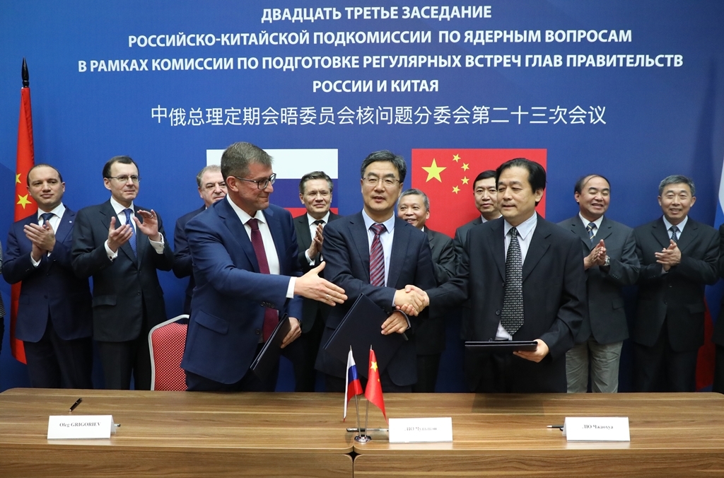 Delegierte aus Russland und China an der zeremoniellen Vertragsunterzeichnung am 19. Juli 2019 in Nischni Nowgorod