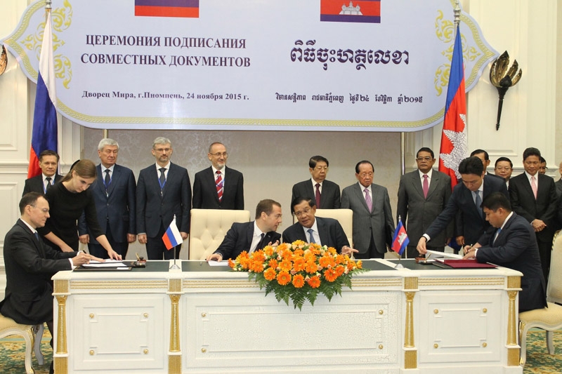 Le vice-directeur général de Rosatom Nikolaï Spasski (à gauche) et le ministre cambodgien de l’environnement Say Samal ont signé la déclaration d’intention sur la collaboration dans l’utilisation pacifique du nucléaire en présence de leurs chefs de gouvernement respectifs.