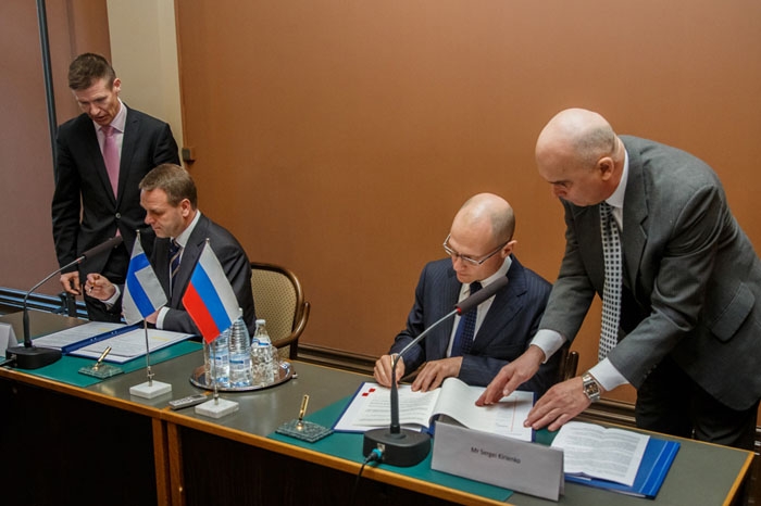 Jan Vapaavuori, finnischer Wirtschaftsminister (links), und Sergei Kirienko, Generaldirektor des russischen Staatskonzerns Rosatom, unterzeichnen in Helsinki ein zwischenstaatliches Nuklearabkommen.