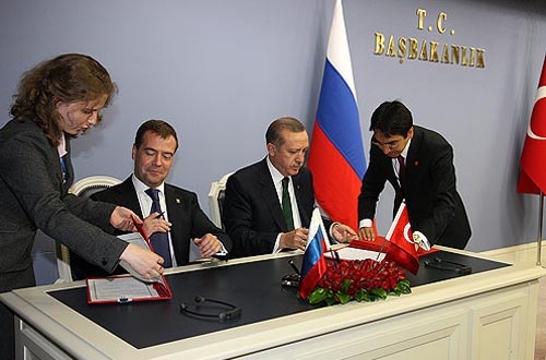 Russland und die Türkei unterzeichnen ein Abkommen, das zum Bau und Betrieb der ersten Kernkraftwerkseinheiten in der Türkei führen soll.