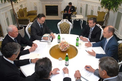 Sergei Kirijenko bespricht die Fertigstellungspläne für Chmelnizki-3 und -4 mit dem ukrainischen Premierminister Mikola Asarow.