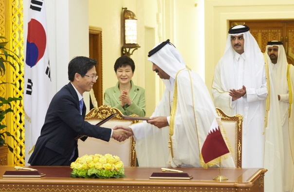 La présidente sud-coréenne Park Geon-hye et Cheikh Tamim du Qatar participent à la cérémonie de signature d’une déclaration d’intention de collaboration dans le domaine du nucléaire.