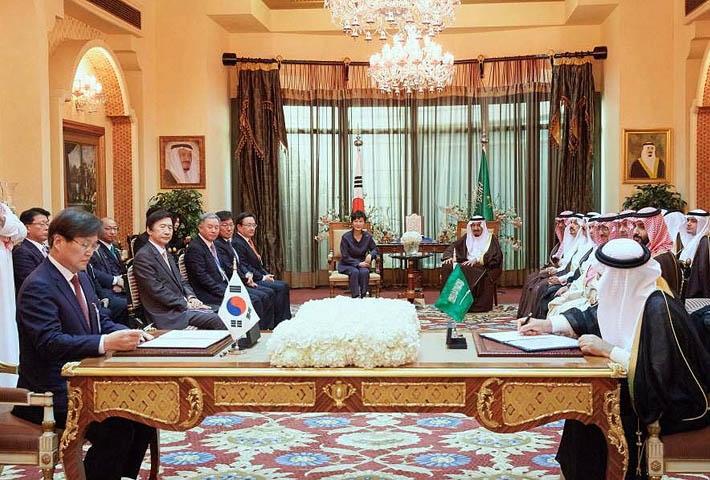 Une rencontre entre la présidente Park Geon-hye et le roi Salman bin Abdelaziz Al Saud a mené à un partenariat dans le développement et la commercialisation du petit réacteur modulaire Smart d’origine sud-coréenne.