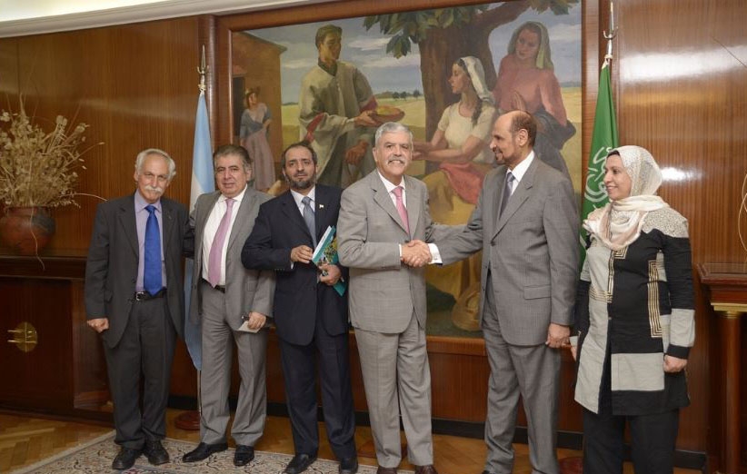 Der argentinische Planungsminister Julio De Vido empfängt eine saudi-arabische Parlamentarier-Delegation, um die nukleare Zusammenarbeit zu vertiefen.