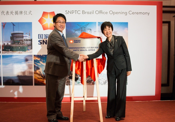 Generalkonsulin Chen Xiaoling (rechts im Bild) gratuliert Shen Weidong, Chef der brasilianischen Delegation der SNPTC, zum neuen Firmensitz.