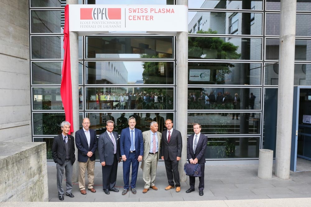 Des représentants d'autorités et instituts nationaux et internationaux ont assisté à l'inauguration du Swiss Plasma Centers (SPC) ainsi que le professeur Minh Quang Tran, directeur du CRPP jusqu’en 2014 (tout à gauche), et le professeur Ambrogio Fasoli, directeur actuel du SPC (2e en partant de la droite).