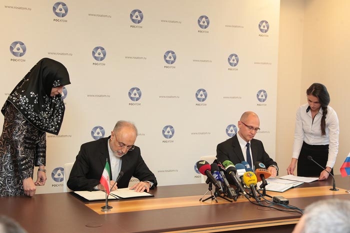 Ali Akbar Salehi, Leiter der AEOI (links im Bild), und Sergei Kirienko, Generaldirektor der Rosatom, unterzeichnen mehrere Dokumente, welche die Zusammenarbeit zwischen Russland und dem Iran vertiefen.