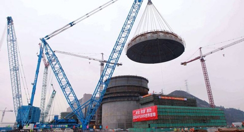 Baufortschritt in Sanmen: Nachdem mit dem Rundlaufkran das letzte grosse Bauteil ins Reaktorgebäude gesetzt worden war, konnte das Containment mit der Reaktorkuppel verschlossen werden.