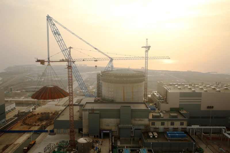 Die Containmentkuppel der AP1000-Einheit Sanmen-2 ist Mitte November 2015 auf das Reaktorgebäude gesetzt worden.