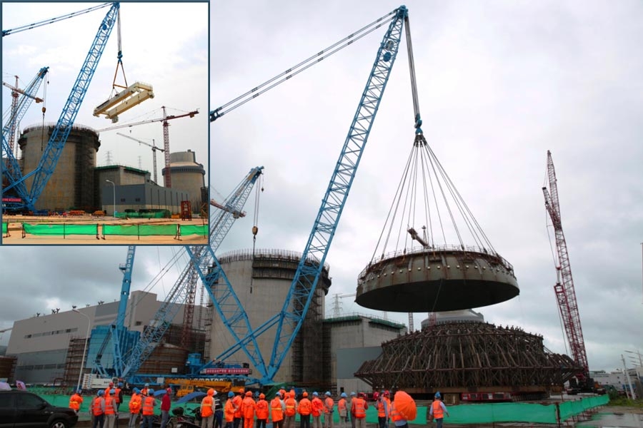 Suite à la mise en place d’un pont roulant sur le bâtiment réacteur de Sanmen 2 fin juin 2015 (petite photo), la cuve du réacteur a pu être posée.