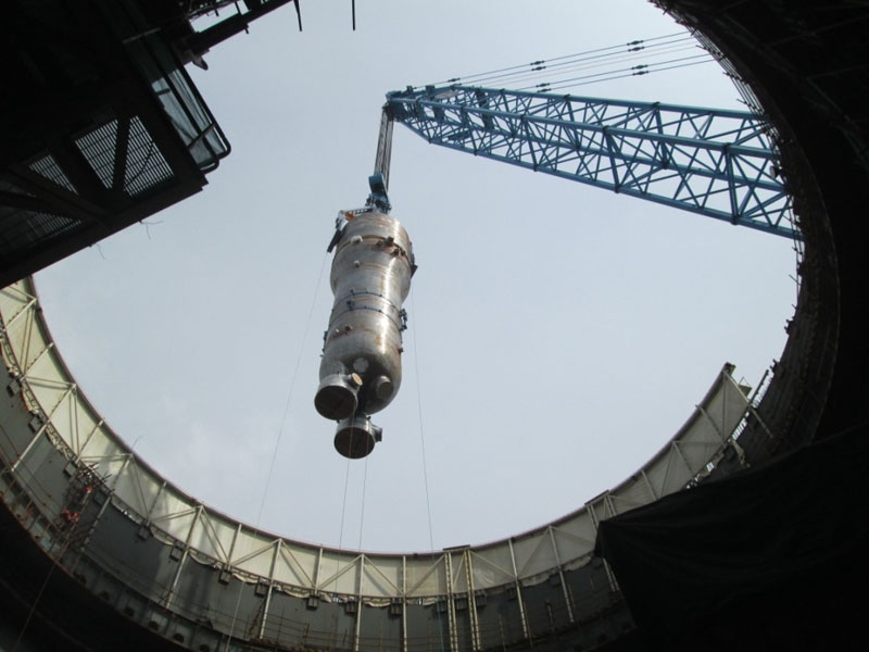 Der erste Dampferzeuger der AP1000-Einheit Sanmen-2 wird ins noch offene Reaktorgebäude gesetzt.