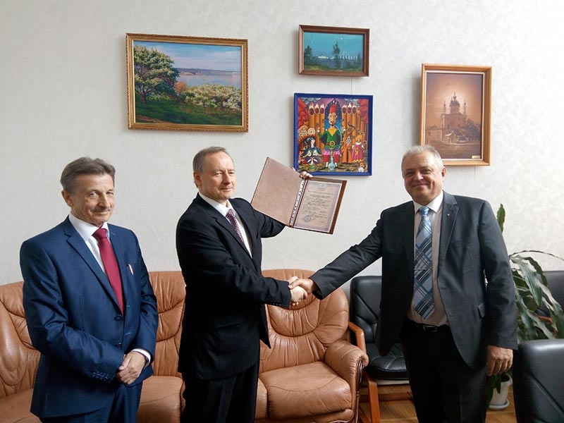 Der Vorsitzende des SNRIU, Sergei Boschko (rechts), gratuliert dem Präsidenten der Energoatom, Juri Nedaschkowski, zum Erhalt der Bewilligung für einen verlängerten Betrieb von Saporoschje-1.