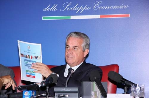 Claudio Scajola, italienischer Minister für wirtschaftliche Entwicklung, stellt das Gesetz vor, das zum Neubau von Kernkraftwerken führen soll.