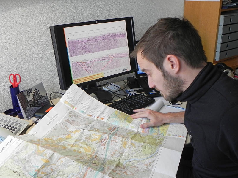 Herfried Madritsch begutachtet seismische Daten.