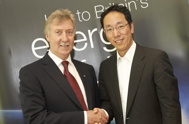 Tony Price, Direktor der Sellafield Ltd., und Naohiro Masuda, Präsident der FDEC, besiegeln ihre künftige Zusammenarbeit mit einem Händedruck. Sie wollen sich gegenseitig bei den beiden weltweit grössten nuklearen Sanierungsarbeiten unterstützen.