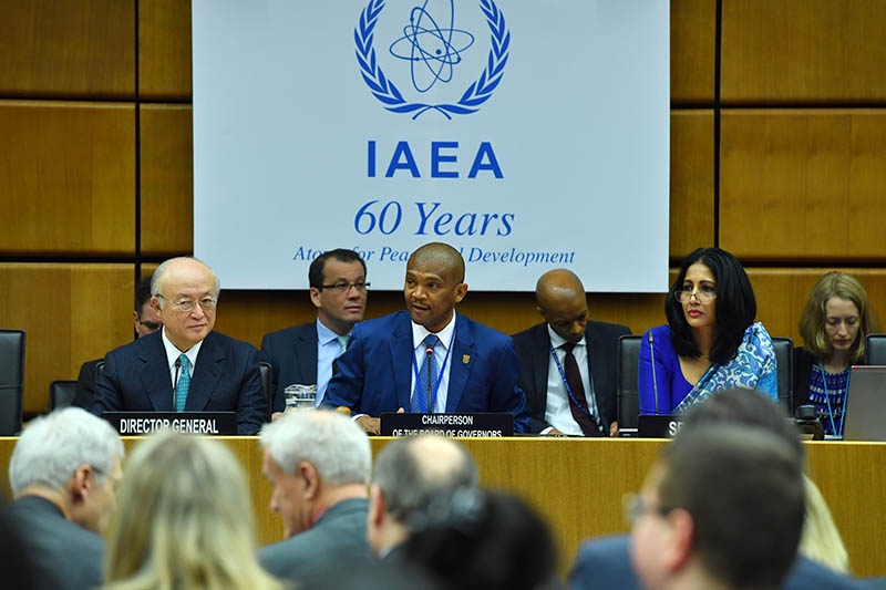 Der Vorsitzende des Gouverneursrats der IAEA, Botschafter Tebogo Seokolo (Mitte), verkündet, dass der derzeitige Generaldirektor, Yukiya Amano, für eine dritte Amtszeit nominiert worden ist.