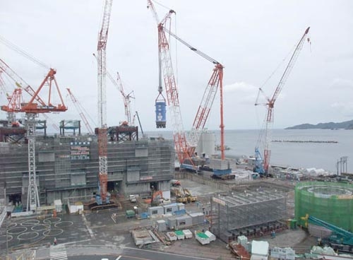 Das Reaktordruckgefäss für Shimane-3 wurde mit einem der weltweit grössten Raupenkrane in das Reaktorgebäude gehoben. Er wiegt selbst 3600 t und kann Lasten bis zu 930 t anheben.
