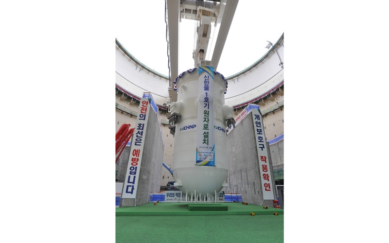 La cuve de pression du réacteur APR-1400 de Shin-Hanul 1 est mise en place.