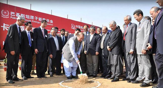 Premierminister Nawaz Sharif führt den zeremoniellen Spatenstich für ein neues Kernkraftwerk in Pakistan durch.