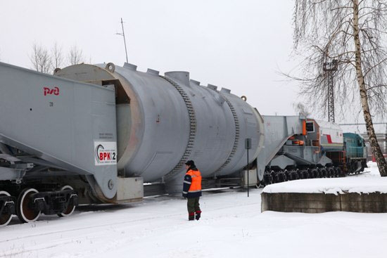 Der Dampferzeuger wurde auf einem 66 m langen Gelenkzug zum Standort Nowoworonesch transportiert.